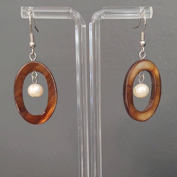 Polished shell and pearl earrings - Picture 3 of 7